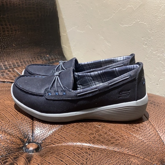 Sketchers slip ons - Picture 2 of 3